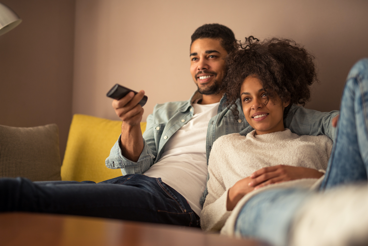 Pareja disfrutando IPTV en casa